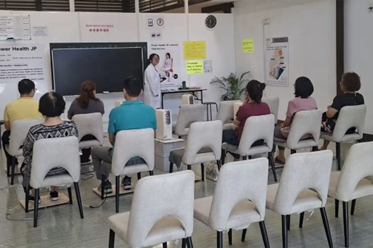 治療中のお客様と健康指導する担当者